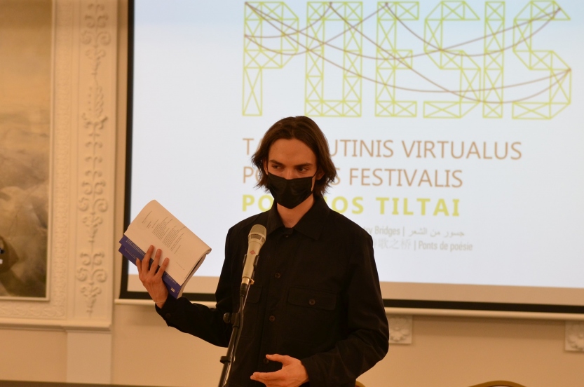 „Poezijos tiltų“ festivalio dalyviai pagerbė poeto Vytauto Mačernio atminimą