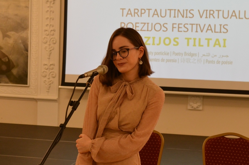 „Poezijos tiltų“ festivalio dalyviai pagerbė poeto Vytauto Mačernio atminimą